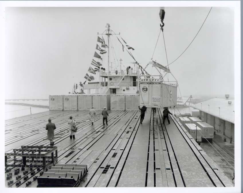 Ideal XI - the first successful containerised ship